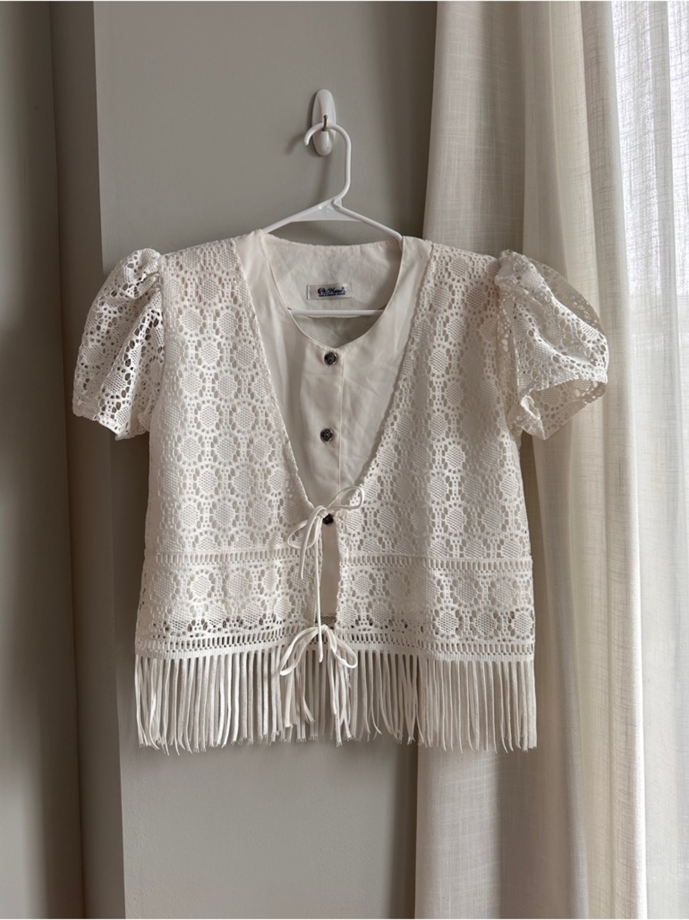Women’s true vintage 80s white tie front fringe lace crochet festival top, EUC